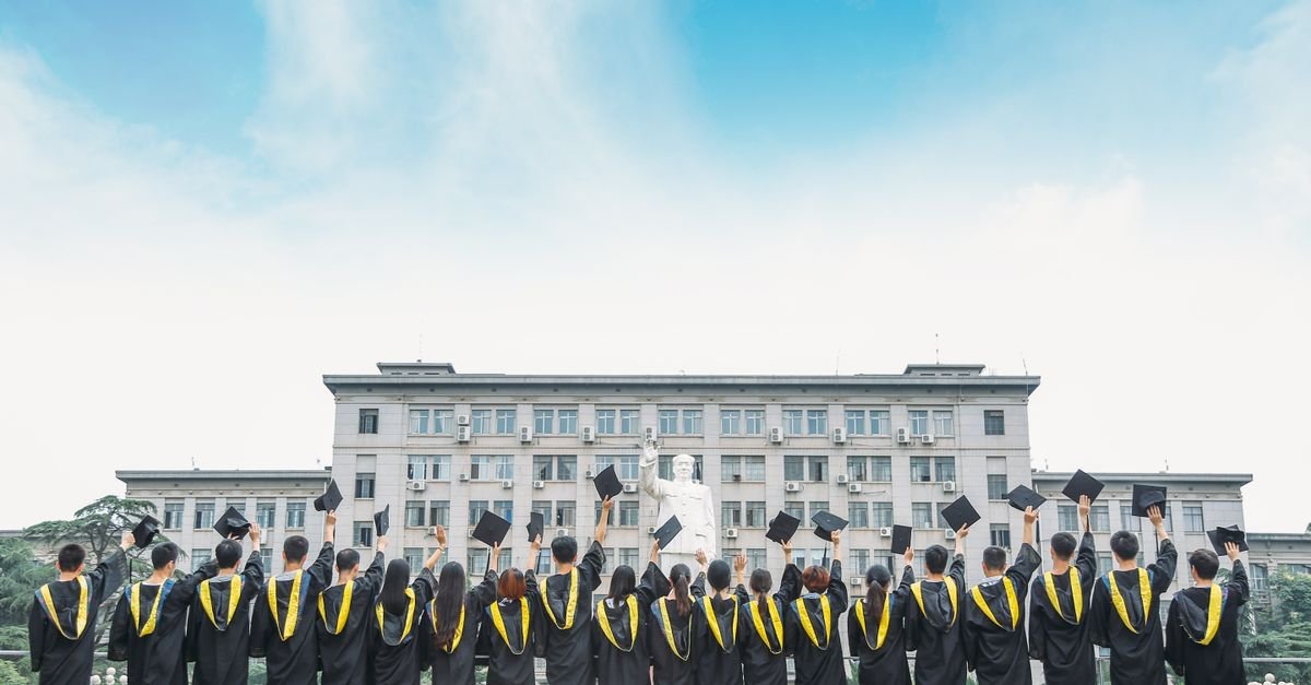 Scholarship Link Building: Pros, Cons and Real Risks